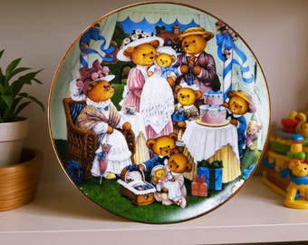 Plato de cumpleaños con forma de osito de peluche de Franklin Mint – Carol Lawson, edición limitada