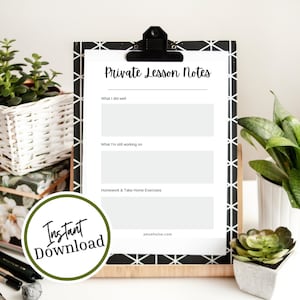 Könnte beinhalten: Ein druckbares Arbeitsblatt mit dem Titel "Private Lesson Notes" auf einem schwarz-weißen Clipboard. Das Arbeitsblatt hat drei Abschnitte: "What I did well", "What I'm still working on" und "Homework & Take Home Exercises".