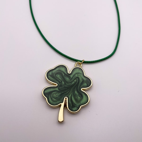 St Patricks Day necklace | Green four leaf clover pendant | Lucky Charm necklace | Shamrock Necklace