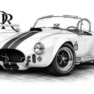 Könnte beinhalten: Eine schwarz-weiße Skizze eines klassischen Roadster-Sportwagens mit einem markanten Rennstreifen, der über die Motorhaube verläuft. Das Fahrzeug hat ein niedriges Profil, seitliche Auspuffrohre und den Text DR LASER DESIGNS in der Ecke.