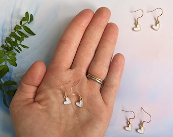 Petites boucles d'oreilles pendantes en forme de cœur pour petite fille. Boucles d'oreilles pendantes Petit coeur. Gains de petite fille. Boucles d'oreilles pour filles. Boucle d'oreille minimaliste.