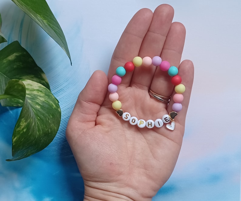 Bracelet personnalisé pour enfant, Bracelet à breloques coeur, Bracelet personnalisé pour enfant, Bijoux pour tout-petit, Bracelet prénom, Mode cadeau pour enfant Multicolour