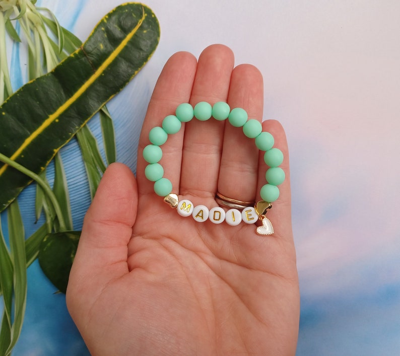 Bracelet personnalisé pour enfant, Bracelet à breloques coeur, Bracelet personnalisé pour enfant, Bijoux pour tout-petit, Bracelet prénom, Mode cadeau pour enfant Green