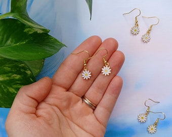 Flower girl earrings. Dasy earrings. Little flower dangle earrings. Cute small earrings. Wedding accessories, Flower girl accessories