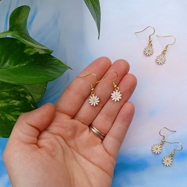 Flower girl earrings. Dasy earrings. Little flower dangle earrings. Cute small earrings. Wedding accessories, Flower girl accessories