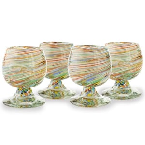 Puede incluir: Un juego de cuatro copas de cristal redondeadas con un patrón de remolinos en colores naranja, verde, azul y blanco. Cada copa tiene un tallo corto y grueso y una base circular ancha con un diseño moteado multicolor en la base y el tallo.