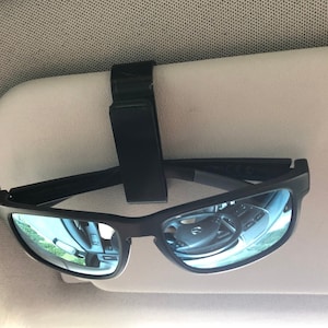 Brillenhalter für Auto Sonnenblende, 2 Stück Auto Sonnenbrille  Brillenhalterung, Auto Sonnenbrillen Halter, Universal Echt Leder Auto  Visier Brille Halterung, Magnetische Sonnenbrillenhalter (Schwarz) :  : Auto & Motorrad