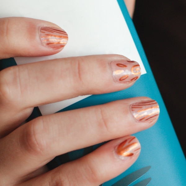 Kit de revêtement d'ongles transparent au henné avec dessin au trait métallisé or rose | « La reine de l'âge du bronze » | Stickers nail art design transparents