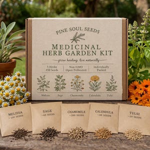 Puede incluir: Un kit de jardín de hierbas medicinales con una caja de cartón marrón y cinco sobres de semillas. La caja dice "Pine Soul Seeds" y "Medicinal Herb Garden Kit". Los sobres de semillas están etiquetados como Melissa, Sage, Chamomile, Calendula y Tulsi.