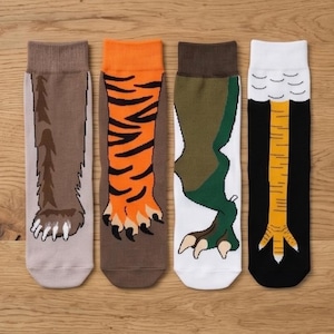 Könnte beinhalten: Vier Paar Socken mit Tierbeindrucken. Die erste ist braun mit einer Bärentatze, die zweite orange mit schwarzen Tigerstreifen und Krallen, die dritte weiß mit einem grünen Dinosaurierbein und die vierte schwarz mit einem gelben Vogelfuß.