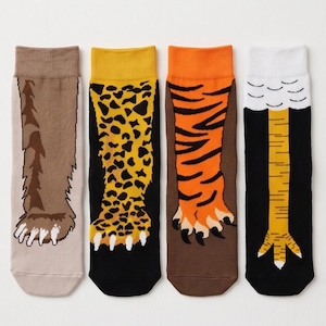 Könnte beinhalten: Vier Paar Socken mit Tierbein-Motiven. Die erste zeigt eine braune Bärentatze auf Beige, die zweite ein gelb-schwarzes Leopardenbein auf Schwarz, die dritte ein orange-schwarzes Tigerbein auf Braun und die vierte einen gelben Vogelfuß auf schwarzem Grund.