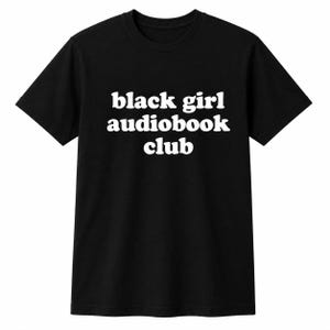 Pode incluir: T-shirt preto com o texto branco "black girl audiobook club" em uma fonte em negrito e sem serifa. A camiseta &eacute; de estilo gola redonda cl&aacute;ssica, com mangas curtas. O texto est&aacute; centralizado na frente.