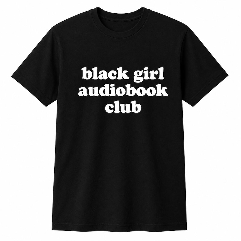 Pode incluir: T-shirt preto com o texto branco "black girl audiobook club" em uma fonte em negrito e sem serifa. A camiseta &eacute; de estilo gola redonda cl&aacute;ssica, com mangas curtas. O texto est&aacute; centralizado na frente.