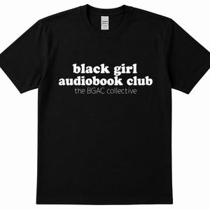 Pode incluir: T-shirt preto com o texto branco "black girl audiobook club" e "the BGAC collective" por baixo. A t-shirt &eacute; de gola redonda.