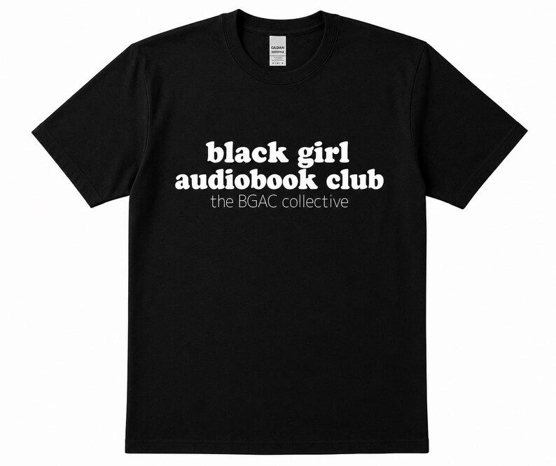 Pode incluir: T-shirt preto com o texto branco "black girl audiobook club" e "the BGAC collective" por baixo. A t-shirt &eacute; de gola redonda.