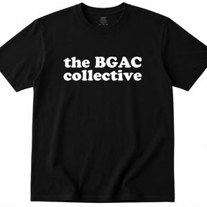 Pode incluir: T-shirt preta com o texto branco "the BGAC collective" em uma fonte em negrito e arredondada. A camiseta de manga curta &eacute; feita de um material macio e &eacute; adequada para roupas casuais. O design est&aacute; centrado no peito.