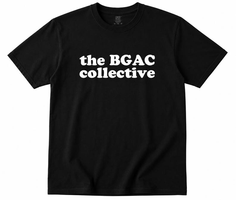 Pode incluir: T-shirt preta com o texto branco "the BGAC collective" em uma fonte em negrito e arredondada. A camiseta de manga curta &eacute; feita de um material macio e &eacute; adequada para roupas casuais. O design est&aacute; centrado no peito.