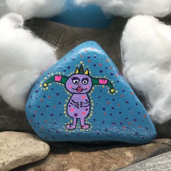 Ein kleines Glücksmonster als Talismann " Pebble Art" handbemalt auf Naturstein.