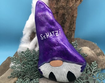 Grande gnomo de Natal brilhante com um chapéu roxo para seu "amorzinho" pintado e imortalizado em uma pedra natural.