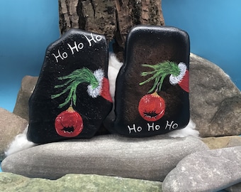 Um motivo de Natal Grinchy, "Ho Ho Ho" pintado e imortalizado numa pedra natural. 2 motivos para escolher