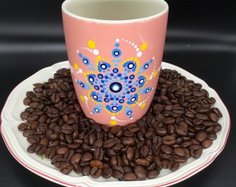Cafetière / tasse à café / tasse à thé / théière en saumon/rose avec dessin de mandala dans les tons bleus. Pièce unique faite à la main.