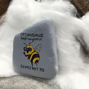 Eine schlaue Biene/Hummel "OPTIMISMUSS heißt umgekehrt SUMSI mit Po", Handgemalt und verewigt auf einem Naturstein/Flussstein immagine 3