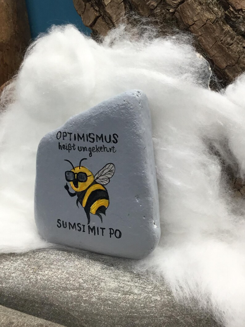 Eine schlaue Biene/Hummel "OPTIMISMUSS heißt umgekehrt SUMSI mit Po", Handgemalt und verewigt auf einem Naturstein/Flussstein immagine 3