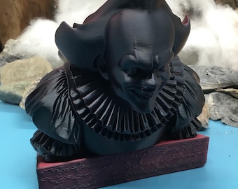 Pennywise n. 2 in nero/rosso. Design personalizzato, stampato in 3D. Ti sta guardando o ti sta guardando dall'alto in basso. Vedi i dettagli qui sotto!