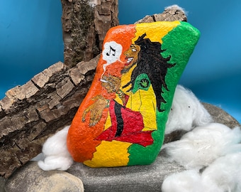 Bob Marley, King of Reggae, totally relaxed as we know him, hand-painted and immortalized on a natural stone.