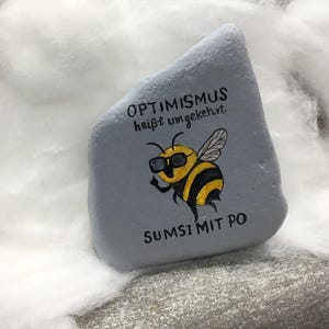 Eine schlaue Biene/Hummel "OPTIMISMUSS heißt umgekehrt SUMSI mit Po", Handgemalt und verewigt auf einem Naturstein/Flussstein immagine 4