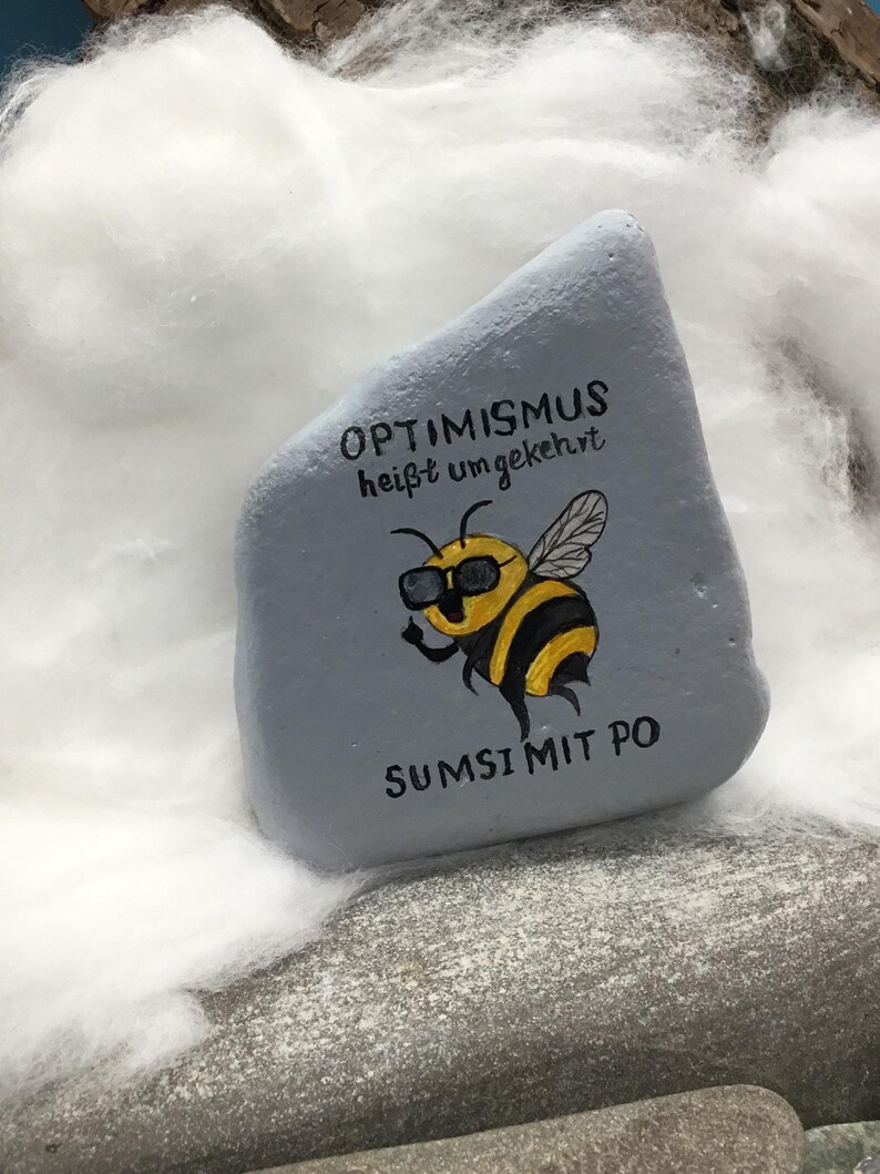 Eine schlaue Biene/Hummel "OPTIMISMUSS heißt umgekehrt SUMSI mit Po", Handgemalt und verewigt auf einem Naturstein/Flussstein immagine 4