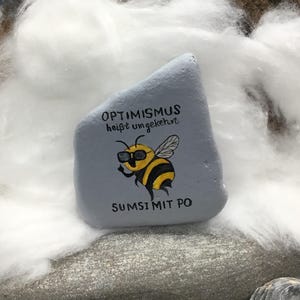 Eine schlaue Biene/Hummel "OPTIMISMUSS heißt umgekehrt SUMSI mit Po", Handgemalt und verewigt auf einem Naturstein/Flussstein immagine 5