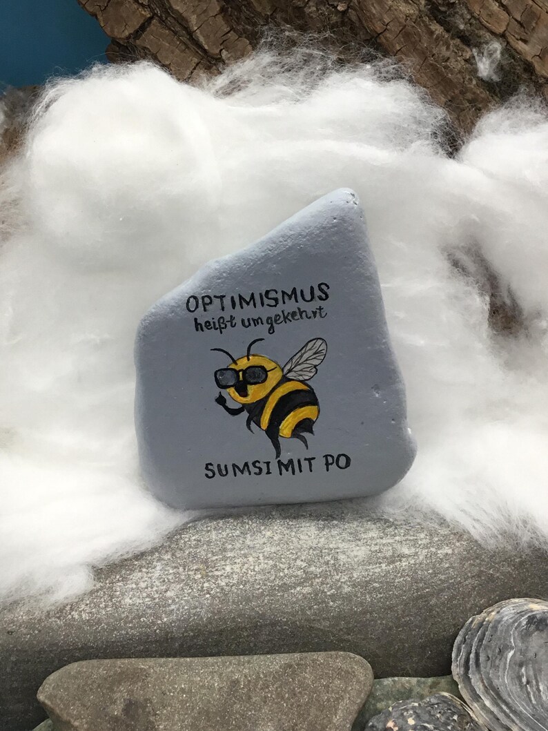 Eine schlaue Biene/Hummel "OPTIMISMUSS heißt umgekehrt SUMSI mit Po", Handgemalt und verewigt auf einem Naturstein/Flussstein immagine 5