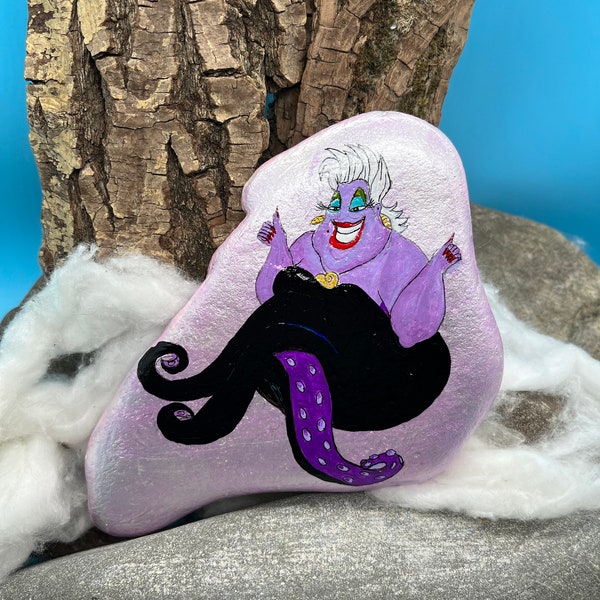 Aus Walt Disneys "Arielle die Meerjungfrau; Ursula die Meerhexe" handgemalt auf einem flachen Naturstein Unikat in Rosa-Perlmutt Farben