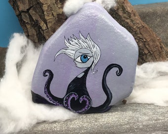 Fantastic octopus/squid/squid, hand painted on a natural stone with glitter effect.
