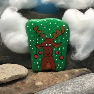 Funny Christmas reindeer (Rudolph) is here. Motif #4 on a green background is here! &quot;Pebble Art&quot; hand-painted on natural stone.