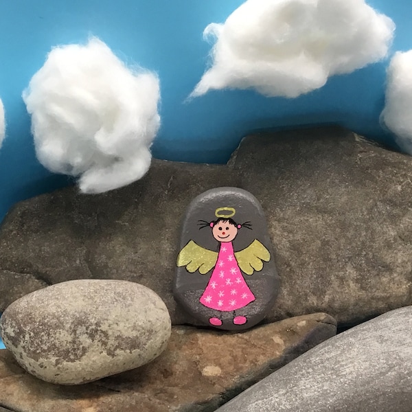 Schutzengel/Mutmacher mit goldenen Flügeln im rosa Kleid Motiv#2 " Pebble Art" handbemalt auf Naturstein.