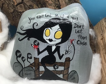 On Wednesday at the family grave, the words "You can't hurt if you don't let them close" were inscribed in a unique, hand-painted comic style artwork on a natural stone.