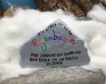 Das Leben ist wie ein Regenbogen. Man braucht die Sonne und den Regen um die Farben zu sehen. Handgemalt und verewigt auf einem Naturstein