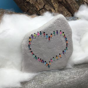 Der "Love Stein im Herzen" mit einer Menschenkette gebildet, Handgemalt und verewigt auf einem Naturstein/Flussstein 画像 4