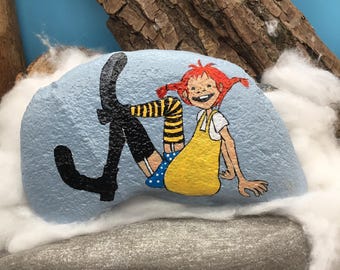 Pippi Longstocking sitting on the ground, hand-painted on a natural stone – a unique piece. Don't let them get you down, be cheeky… +stand
