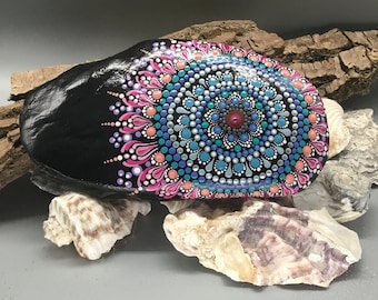 Mandala steen uniek "Monoliet / Obelisk" vereeuwigd op een natuursteen.