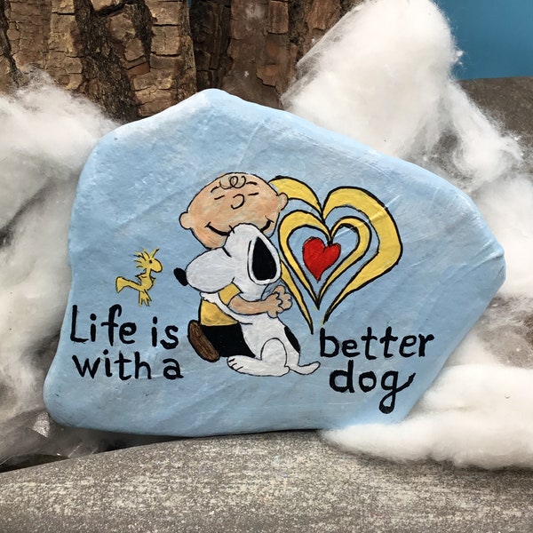 Peanuts, Charly Brown, Snoopy und Woodstock  "Life is better with a dog." Auf einem  Naturstein handgemalt und verewigt.