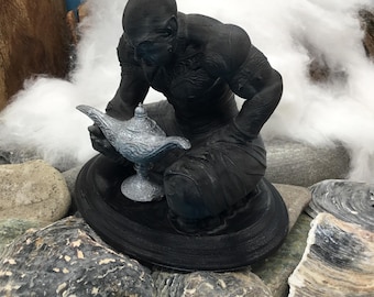 3D-Druck Flaschengeist / Gothic Dschinn Motiv #1 "HANDBEMALES UNIKAT" auf einer Base sitzend. Individuell erstelltes einzigartiges Motiv.