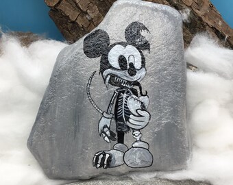 Phantastische Wesen: Eine etwas "andere" Maus / Gothic Maus, auf einem  charaktervollen Naturstein handgemalt und verewigt .
