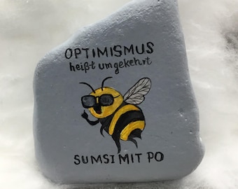 Eine schlaue Biene/Hummel "OPTIMISMUSS heißt umgekehrt SUMSI mit Po", Handgemalt und verewigt auf einem Naturstein/Flussstein