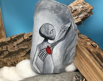 The torn heart, a unique piece hand-painted in comic style, immortalized on a characterful natural stone.