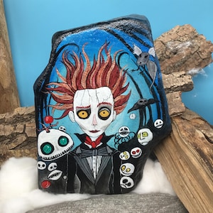 Pu&ograve; includere: Arte rupestre dipinta a mano con un personaggio con capelli rossi, occhi gialli e un abito nero. L'opera d'arte include altri personaggi spettrali e uno sfondo blu e nero, che ricorda un film di Tim Burton.