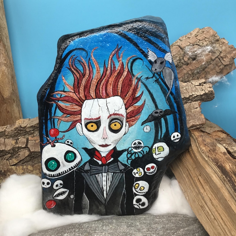 Pu&ograve; includere: Arte rupestre dipinta a mano con un personaggio con capelli rossi, occhi gialli e un abito nero. L'opera d'arte include altri personaggi spettrali e uno sfondo blu e nero, che ricorda un film di Tim Burton.