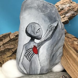 Das entrissene Herz, im Comic Style handbemaltes Unikat auf einem charaktervollen Naturstein verewigt. Bild 2